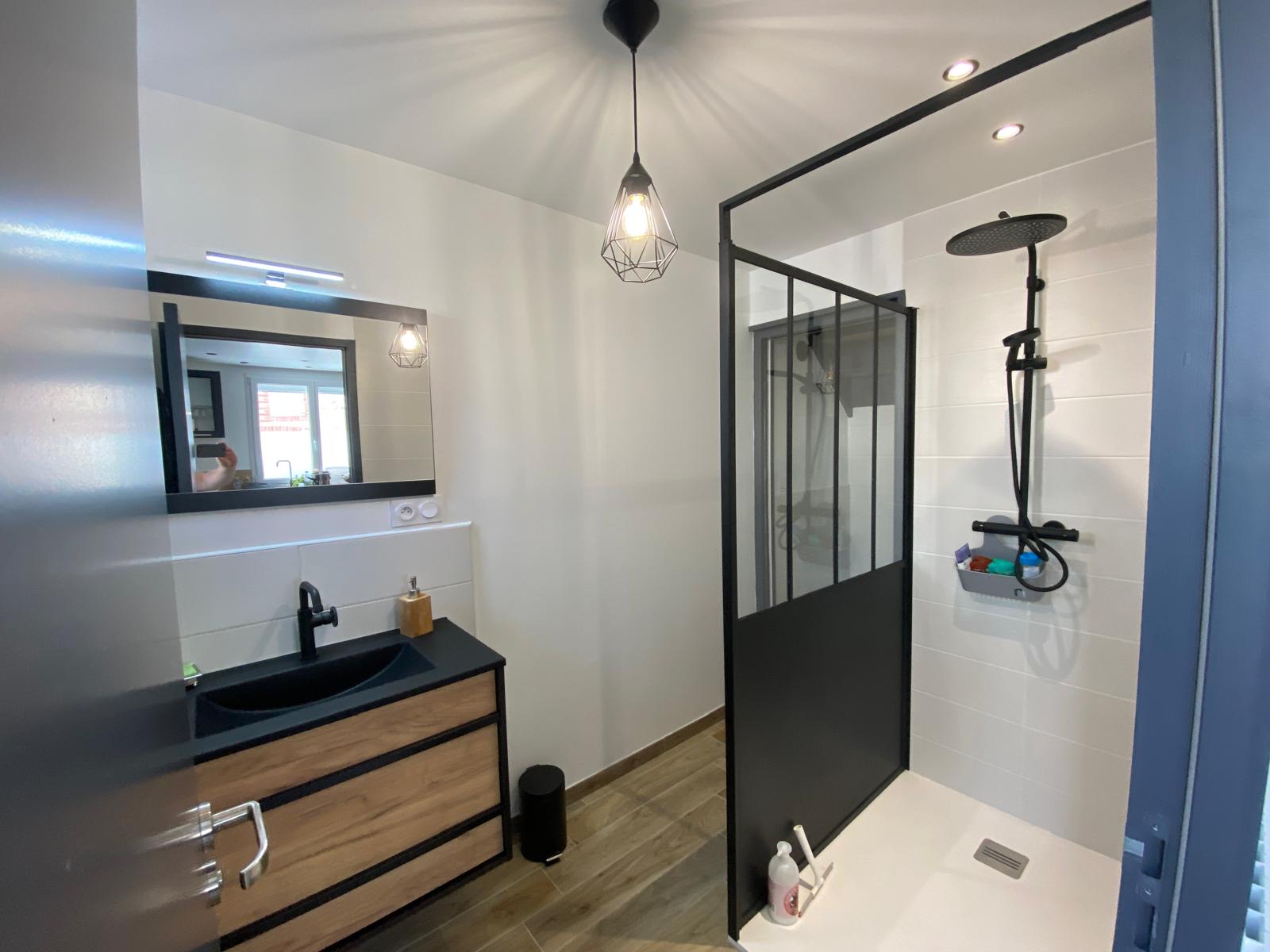 Salle de bains avec douche
